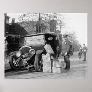 Polizei beschlagnahmt Bootleggers Auto, 1922 Vinta Poster