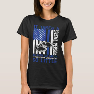 Polizei braucht eine besondere Person, um so viel T-Shirt
