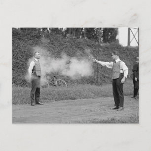 Polizei testet kugelsichere Weste, 1923 Postkarte