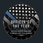 Polizeibeamte der Blue Line-Flagge des Jahres Dartscheibe<br><div class="desc">Dieses Design verfügt über eine Polizeiflagge mit schwarz-weißen Streifen und einen dünnen blauen Streifen. Dieses Dartboard ist ideal,  um einem Offizierssheriff,  Kapitän oder Chef für ihren Dienst zu danken und sie als Offizier des Jahres zu erkennen.</div>