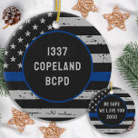 Polizeibeamte für Strafverfolgung in Thin Blue Lin Keramik Ornament<br><div class="desc">Polizeichef Thin Blue Line Ornament - Amerikanische Flagge in Polizei Flag Farben , Not Design . Name & Abzeichen des Polizeibeamten auf der Vorderseite, personalisieren Sie den Rücken mit dem Jahr. COPYRIGHT © 2020 Judy Burrows, Black Dog Art - Alle Rechte vorbehalten. Keramik Ornament des Polizeibeamten für Strafverfolgung in Thin...</div>