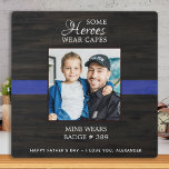 Polizeibeamter Hero Vater Vathers Day Foto Fotoplatte<br><div class="desc">"Manche Helden tragen Kaps, die Mine trägt ein Abzeichen"! Überraschen Sie Ihren Lieblings-Polizeibeamten und Papa mit dieser super personalisierten Polizei Papa Foto Plakat heute Väter Tag. Personalisieren Sie mit Ihrem bevorzugten Foto, Ihrer Nachricht und Ihrem Namen. Besuchen Sie unsere Kollektion für die besten Väter Tagesgeschenke für Polizisten Väter und Polizei-Väter...</div>