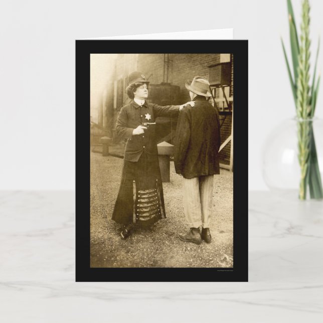 Polizeibeamtin, die eine Festnahme 1909 macht Karte (Vorderseite)