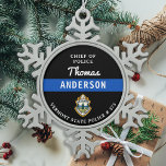 Polizeichef für personalisierte Thin Blue Line Schneeflocken Zinn-Ornament<br><div class="desc">Thin Blue Line Police Department Weihnachtsschmuck - Polizei Flag Farben, moderne schwarz und blau Design . Passen Sie sich mit Ihrem Abteilungslogo an, und personalisieren Sie die Personalisierung mit dem Namen der Polizeibeamten, dem Titel, dem Abteilungslogo und der Abzeichen-Nummer. Dieses personalisierte Vollzugsschmuck eignet sich hervorragend für Polizeidienststellen und Strafverfolgungsbeamte, kleine...</div>