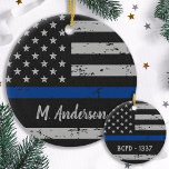 Polizeichef - Thin Blue Line USA - amerikanische F Keramik Ornament<br><div class="desc">Die Einführung unseres Polizeiziers der Thin Blue Line, die perfekte Ergänzung zu Ihrer Feriendekoration und ein durchdachtes Geschenk für jeden Strafverfolgungsbeamten in Ihrem Leben. Dieses von der amerikanischen Flagge inspiriert Ornament weist eine kühn blaue Linie auf, die den tapferen Männern und Frauen, die unsere Gemeinschaften täglich bedienen und schützen, Anerkennung...</div>