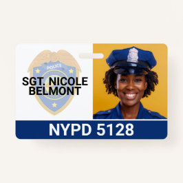 Polizeifrau lächelt ausweis