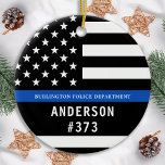 Polizeiliche Personalisierte Rechtsdurchsetzung mi Keramik Ornament<br><div class="desc">Thin Blue Line Police Officer Weihnachtsschmuck - Amerikanische Flagge in Polizei Flag Farben, moderne schwarz und blau Design . Passen Sie Ihren Namen an und personalisieren Sie ihn mit dem Namen der Polizeibeamten und dem Abzeichen. Dieses personalisierte Vollzugsschmuck eignet sich hervorragend für Polizeidienststellen und Strafverfolgungsbeamte, kleine Geschenke und Weihnachtsgeschenke für...</div>