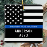 Polizeiliche Personalisierte Rechtsdurchsetzung mi Keramikornament<br><div class="desc">Thin Blue Line Police Officer Weihnachtsschmuck - Amerikanische Flagge in Polizei Flag Farben, moderne schwarz und blau Design . Passen Sie Ihren Namen an und personalisieren Sie ihn mit dem Namen der Polizeibeamten und dem Abzeichen. Dieses personalisierte Vollzugsschmuck eignet sich hervorragend für Polizeidienststellen und Strafverfolgungsbeamte, kleine Geschenke und Weihnachtsgeschenke für...</div>