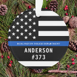Polizeiliche Personalisierte Rechtsdurchsetzung mi Ornament<br><div class="desc">Thin Blue Line Police Officer Weihnachtsschmuck - Amerikanische Flagge in Polizei Flag Farben, moderne schwarz und blau Design . Passen Sie Ihren Namen an und personalisieren Sie ihn mit dem Namen der Polizeibeamten und dem Abzeichen. Dieses personalisierte Vollzugsschmuck eignet sich hervorragend für Polizeidienststellen und Strafverfolgungsbeamte, kleine Geschenke und Weihnachtsgeschenke für...</div>