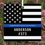 Polizeiliche Personalisierte Rechtsdurchsetzung mi Ornament Aus Metall<br><div class="desc">Thin Blue Line Police Officer Weihnachtsschmuck - Amerikanische Flagge in Polizei Flag Farben, moderne schwarz und blau Design . Passen Sie Ihren Namen an und personalisieren Sie ihn mit dem Namen der Polizeibeamten und dem Abzeichen. Dieses personalisierte Vollzugsschmuck eignet sich hervorragend für Polizeidienststellen und Strafverfolgungsbeamte, kleine Geschenke und Weihnachtsgeschenke für...</div>