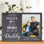 Polizeioffizier des Helden Daddy Vathers Day Foto Fotoplatte<br><div class="desc">"Manche nennen dich einen Polizeibeamten, andere mögen dich einen Helden nennen, aber ich nenne dich Papa!" Überraschen Sie Ihren Lieblings-Polizeibeamten und Papa mit diesem super personalisierten Polizisten Vater Väter Tag Geschenk Foto-Plakat an diesem Tag. Personalisieren Sie mit Ihrem bevorzugten Foto, Ihrer Nachricht und Ihrem Namen. Diese Tagesplakette der Polizeiväter wird...</div>