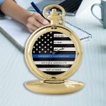 Polizeiretirement Personalisiert dünne blaue Marki Taschenuhr<br><div class="desc">Feiern Sie einen hervorragenden Polizeibeamten mit dieser Thin Blue Line Retirement oder die Jubiläumspolizei Pocket Watch - American Flag Design in Police Flag Farben in einem modernen schwarzen und blauen Design und freuen Sie sich darauf. Perfekt für Service-Auszeichnungen und Geschenke für die Polizeirezeption . Personalisieren Sie diese Polizeiuhr mit Name...</div>