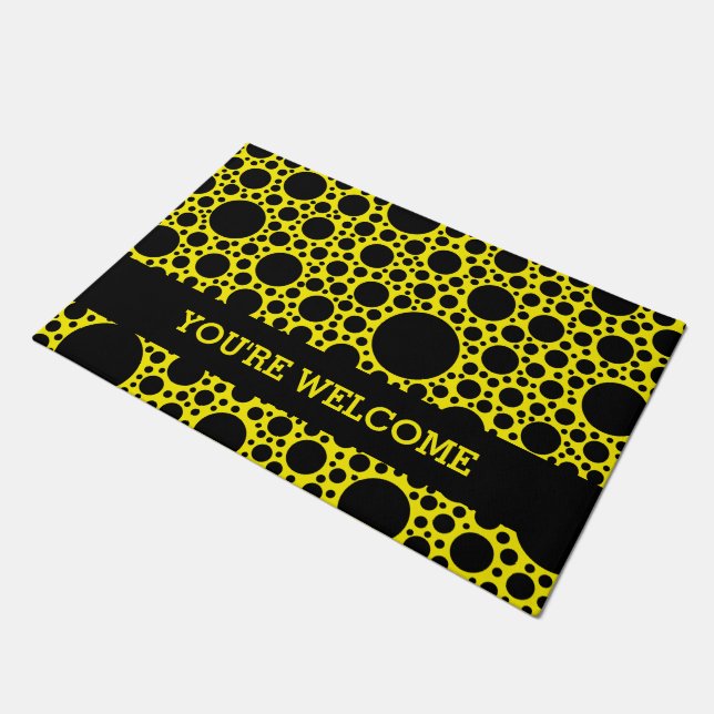 Polka Dots Muster schwarz + Ihr Backgr. Ideen Fußmatte (Schrägansicht)