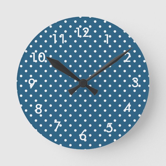 Polka Dots on Dark Blue Runde Wanduhr (Vorderseite)