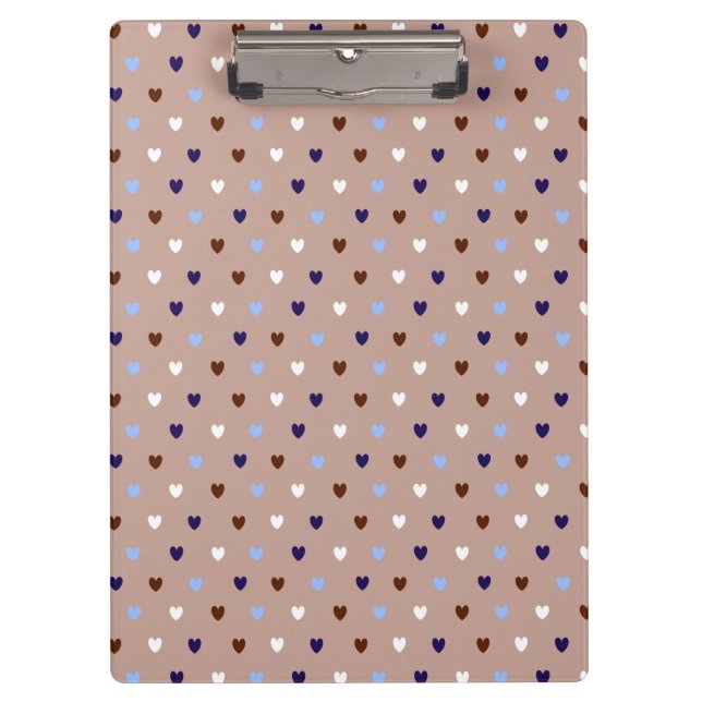 Polka-Herzen auf blassbraun Klemmbrett (Vorderseite)