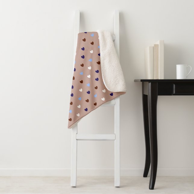 Polka-Herzen auf blassbraun Sherpadecke (Beispiel)