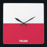 Polnischer Flaggenstaat Patriotisch Quadratische Wanduhr<br><div class="desc">Polnische Nationalflagge Patriotischer Platz Uhr mit der Landesflagge in den Nationalfarben, die über die Uhr gedruckt werden. Der Name des Landes ist in das Design am unteren Rand des Bildes eingebunden. Text ist vollständig anpassbar mit "Anpassen!" Eigenschaft. Dieses charmante Design ist das atemberaubende Geschenk und das großartige Stück an der...</div>