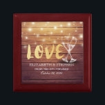Polterabend Champagne Glasses Wood String Light Erinnerungskiste<br><div class="desc">Moderne Vorlagen der Hochzeit - Elegantes Goldschrift,  Vintage Champagnerbrille und Streichellichter auf rustikalem Holzhintergrund. Ein perfektes Design für Ihren großen Tag. Alle Textstile,  Farben,  Größen können an Ihre Bedürfnisse angepasst werden!</div>