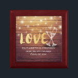 Polterabend Champagne Glasses Wood String Light Erinnerungskiste<br><div class="desc">Moderne Vorlagen der Hochzeit - Elegantes Goldschrift,  Vintage Champagnerbrille und Streichellichter auf rustikalem Holzhintergrund. Ein perfektes Design für Ihren großen Tag. Alle Textstile,  Farben,  Größen können an Ihre Bedürfnisse angepasst werden!</div>