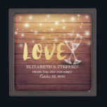 Polterabend Champagne Glasses Wood String Light Kiste<br><div class="desc">Moderne Vorlagen der Hochzeit - Elegantes Goldschrift,  Vintage Champagnerbrille und Streichellichter auf rustikalem Holzhintergrund. Ein perfektes Design für Ihren großen Tag. Alle Textstile,  Farben,  Größen können an Ihre Bedürfnisse angepasst werden!</div>