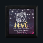 Polterabend Chic Mason Jar Lila String Lights Geschenkbox<br><div class="desc">Moderne Vorlagen für Hochzeiten - Imitate Gold Foil Script,  Mason Jar und String Lights auf Lila Sparkle Bokeh Lights Hintergrund. Ein perfektes Design für Ihren großen Tag. Alle Textstile,  Farben,  Größen können an Ihre Bedürfnisse angepasst werden!</div>
