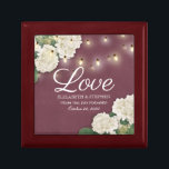 Polterabend Hydrangea String Light Burgundy Red Erinnerungskiste<br><div class="desc">Moderne Vorlagen für Hochzeiten - Elegante weiße,  hübsche Hydrangea-Blume und Streichleuchten auf Burgundy Red Background. Ein perfektes Design für Ihren großen Tag. Alle Textstile,  Farben,  Größen können an Ihre Bedürfnisse angepasst werden!</div>