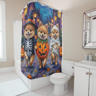 Pomeranian beim Trick-or-Treat in Halloween-Kostüm Duschvorhang