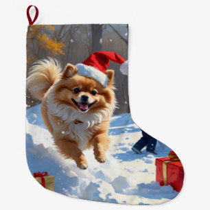 Pomeranian läuft im Schnee mit Weihnachtsmütze Großer Weihnachtsstrumpf