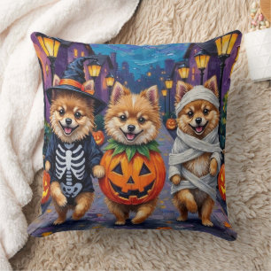 Pomeranian-Süßigkeitenbetteln in Halloween-Kostüme Kissen