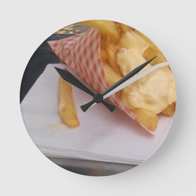 Pommes-Frites mit Majonäse Runde Wanduhr (Vorderseite)