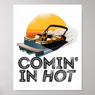 Pontoon Boot kommt in heißem sonnigen See für D Poster