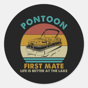 Pontoon First Mate Life ist am See besser Runder Aufkleber