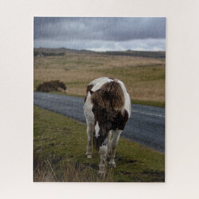 Pony auf der Straße im Dartmoor-Nationalpark Puzzle (Vertikal)