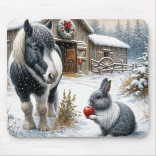 Pony und Kaninchen auf einer Weihnachtsfarm Mousepad