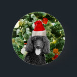 Poodle Dog Christmas Tree Snowman Red Weihnachtsma Button<br><div class="desc">Niedlicher Poodle Hund mit roter Weihnachtsmannmütze mit Weihnachtsbaumschneedekor im Hintergrund.</div>