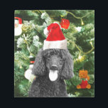 Poodle Dog Christmas Tree Snowman Red Weihnachtsma Notizblock<br><div class="desc">Niedlicher Poodle Hund mit roter Weihnachtsmannmütze mit Weihnachtsbaumschneedekor im Hintergrund.</div>