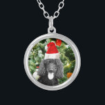 Poodle Dog Christmas Tree Snowman Red Weihnachtsma Versilberte Kette<br><div class="desc">Niedlicher Poodle Hund mit roter Weihnachtsmannmütze mit Weihnachtsbaumschneedekor im Hintergrund.</div>