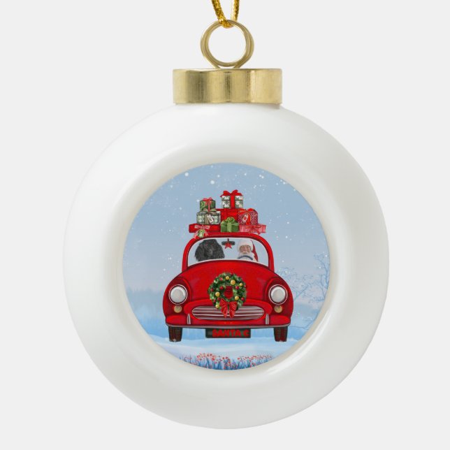 Poodle Hund in Auto mit dem Weihnachtsmann Keramik Kugel-Ornament (Vorderseite)