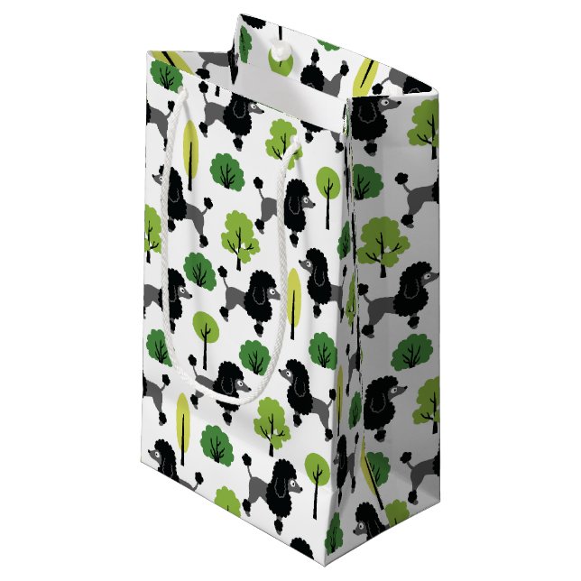 Poodle im Park. Kleine Geschenktüte (Vorderseite Schrägansicht)