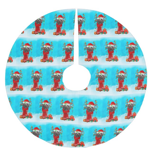 Poodle im Schnee mit Weihnachtsgeschenken Polyester Weihnachtsbaumdecke (Vorderseite)