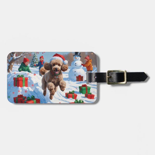 Poodle läuft im Schnee mit Weihnachtshut Gepäckanhänger (Vorderseite horizontal)