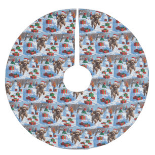 Poodle läuft im Schnee mit Weihnachtshut Polyester Weihnachtsbaumdecke