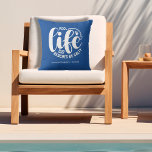 Pool Life ist besser Kissen<br><div class="desc">Machen Sie eine Erklärung für Ihre Zuhause oder geben Sie als lustiges Geschenk,  dieses Kissen im Freien zeigt Ihren Familiennamen,  das Jahr etabliert,  und "Pool life cuz aches be salty" in chic Schrift. Ändern Sie die Farbe mit den Tools zum Bearbeiten von Zazzle.</div>