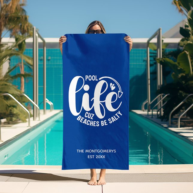 Pool Life ist besser Strandtuch ("Pool life cuz beaches be salty" blue beach towel (white on reverse side))