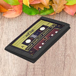 Pop Art Cassette Tape Trifold Wallet - Retro Vibes Tri-fold Geldbeutel<br><div class="desc">Entdecken Sie den Rhythmus Ihres Lebens mit unserem Pop Art Cassette Tape Trifold Wallet. Dieses lebendige, Retro-inspirierte Design verbindet Nostalgie mit modernem Flair und verwandelt ein Alltagsgegenstand in ein Kunstwerk. Behalte Ihr Wesentliches stilsicher und strahlt sinnvolle Gespräche aus. Dieses Portemonnaie ist perfekt für Musikliebhaber und mehr als nur funktionell -...</div>