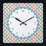 Pop Art Cookies Farbige Macarons Quadratische Wanduhr<br><div class="desc">Das niedliche und farbenfrohe Muster,  das diese Wanduhr schmückt,  besteht aus grafischen Makaronkeksen in verschiedenen Farbtönen. Diese gebackenen Goodies sind im Moment sehr beliebt und machen ein wunderbares Thema dieses Pops Art inspiriert Design.</div>