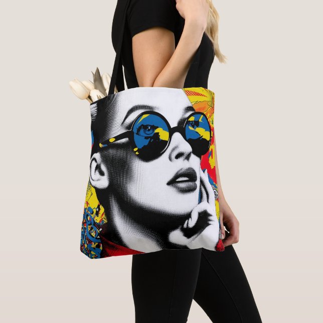 Pop-Art-Frau mit Sonnenbrille (Von Nahem)