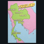 Pop Art Illustriert Thailand Karte Galerieleinwand<br><div class="desc">Eine stilisierte Karte Thailands im Stil der Pop-Kunst mit einer hellgrünen Kontur des Landes vor einem rosa und blau gepunkteten Hintergrund. Die Karte zeigt Großstädte mit gelben rechteckigen Etiketten.</div>