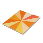 Pop Art Modern 60er Funky Geometric Rays in Orange Fliese<br><div class="desc">Dieses angesagte Retro-60er-inspiriert Pop-Kunstdesign hat helle,  psychedelisch orangefarbene Rochen / Sonnenaufgänge,  die in einem geometrischen Muster abschießen. Dieses trendige,  minimalistische,  ultra-Mod-Design hat zwölf Strahlen in verschiedenen Orangetönen. Es ist groovy,  Baby.</div>