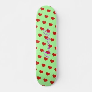 Pop Art Red Heart Muster auf grünem Hintergrund Skateboard